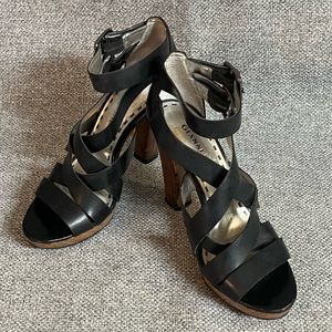 Size 6 Gianni Bini black strap platform sandals